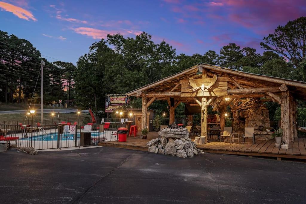 Stonegate Lodge 2 Queen Beds Fast Wifi 50" Tv Salt Water Pool Room #207 Eureka Springs Exterior photo